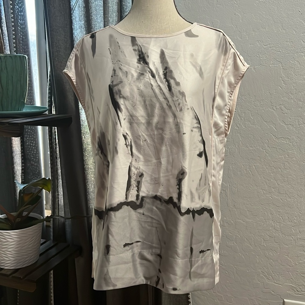 Preowned pull over blouse. Sz L women. Brand is Dalia.